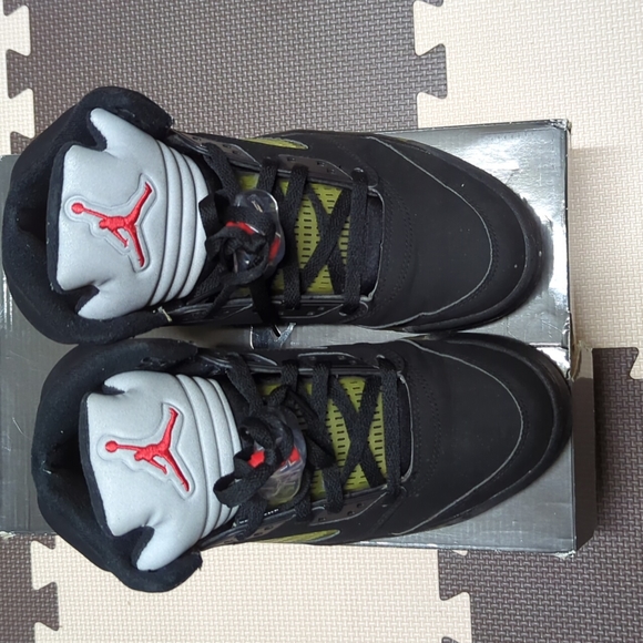 Air Jordan 5 Retro size 7.5 Black/Metallica Sliver-Fire Red